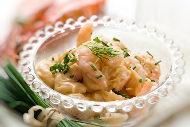 Коктейль из креветок с острым чесночно-лаймовым соусом и грейпфрутами