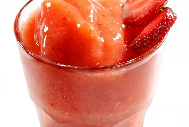 Коктейль из манго и клубники