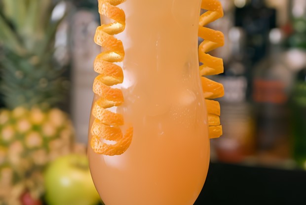 Коктейль из шампанского и маракуйи