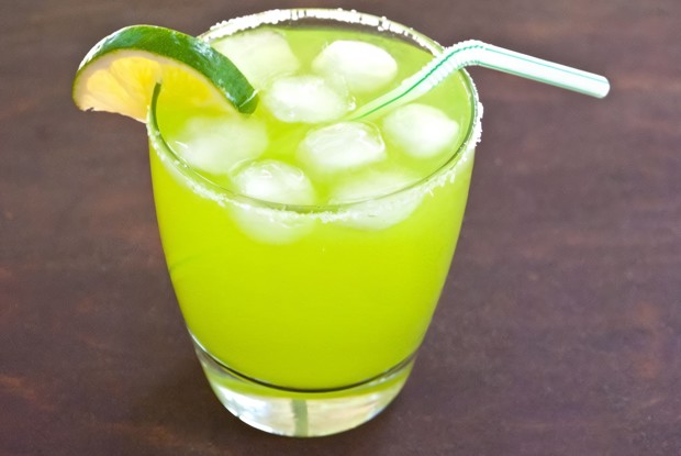 Коктейль «Искушение» с дынным ликёром и ананасовым соком