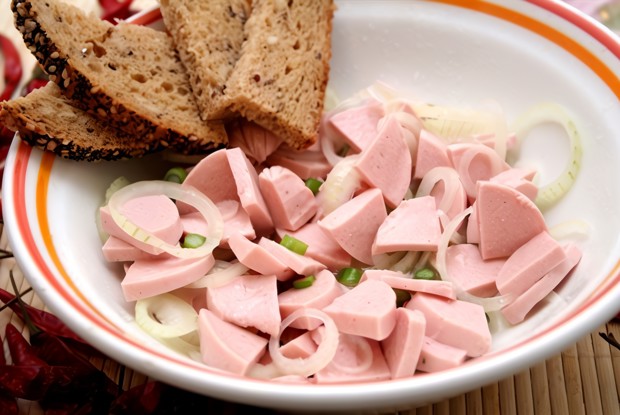 Колбаса с луком