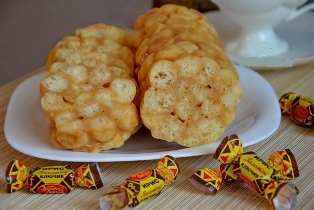 Колбаска из кукурузных палочек с ирисками