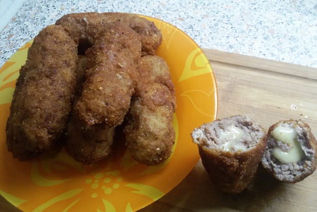 Колбаски из фарша с моцареллой