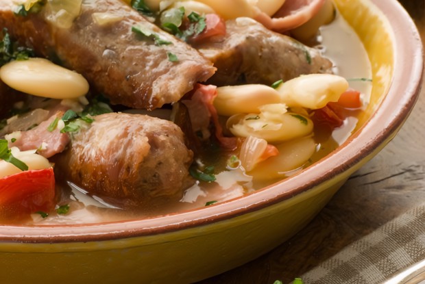 Колбаски с фасолевым рагу с соусом персилад