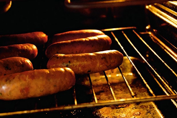 Колбаски с паприкой и вялеными помидорами