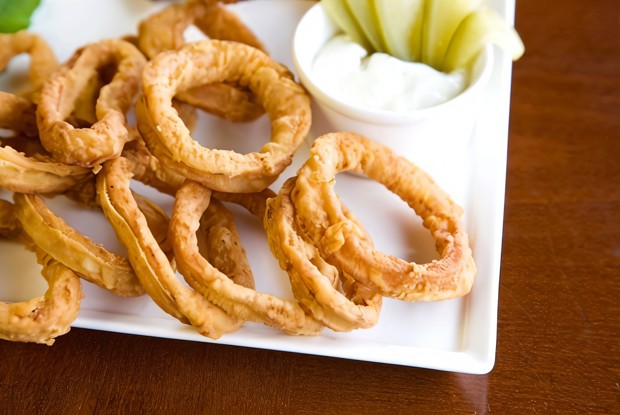Кольца из лука под кисло-сладким соусом