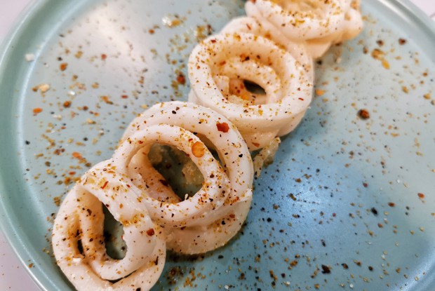 Кольца кальмара в сметанно-луковом соусе