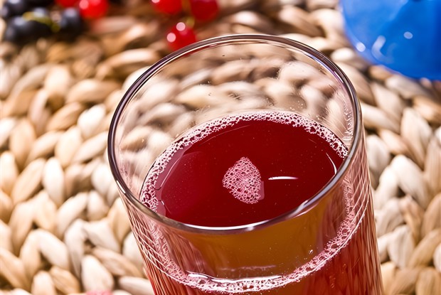 Компот из арбуза и ягод со свежей мятой