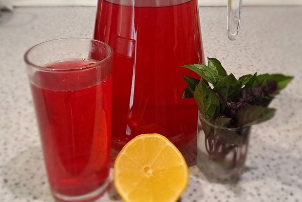 Домашний компот из базилика с мятой и лимоном