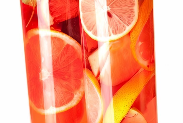 Компот из красных апельсинов, грейпфрутов и граната с белым вином и шерри