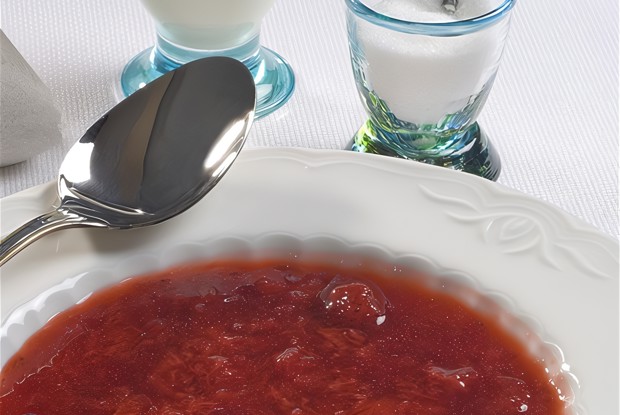 Компот из ревеня и клубники со свежей мятой