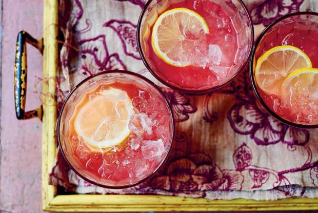 Компот из ревеня и яблок с гвоздикой