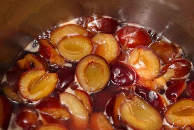 Компот из свежих яблок и слив