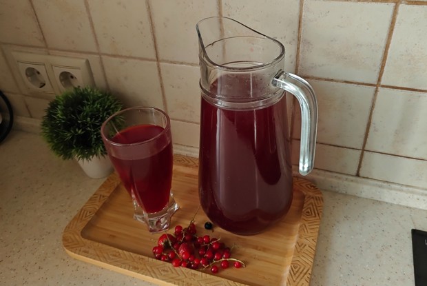 Компот из свежих ягод и яблок