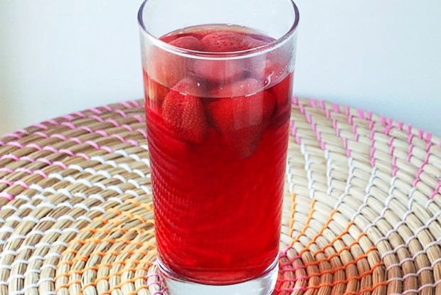 Компот из замороженной клубники и ежевики