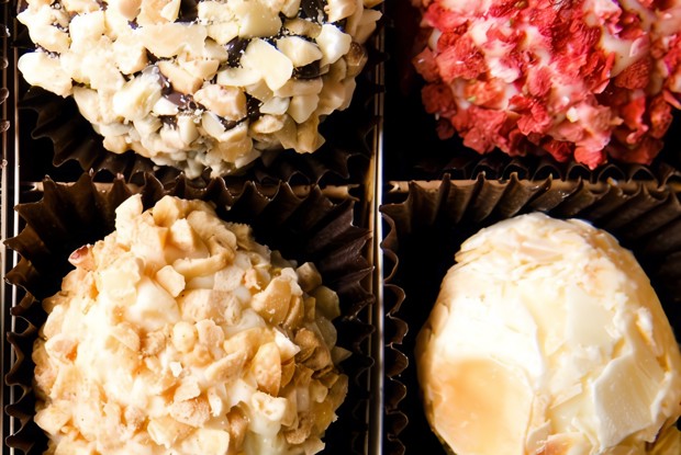 Конфеты из цукатов и миндаля в белом шоколаде