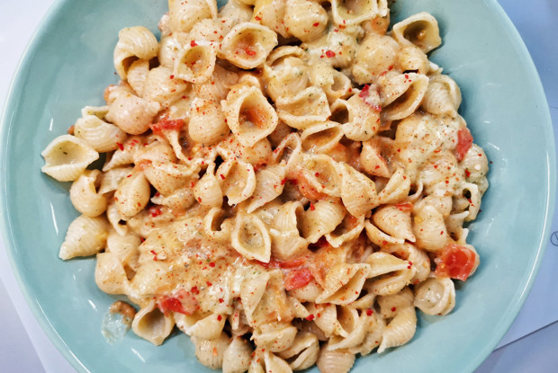 Конкилье с соусом песто и горгонзолой