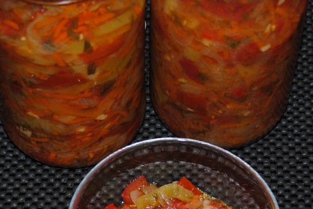 Консервированный сладкий перец с помидорами