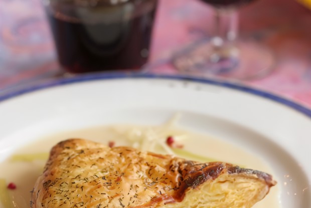 Конверты из теста фило с лососем