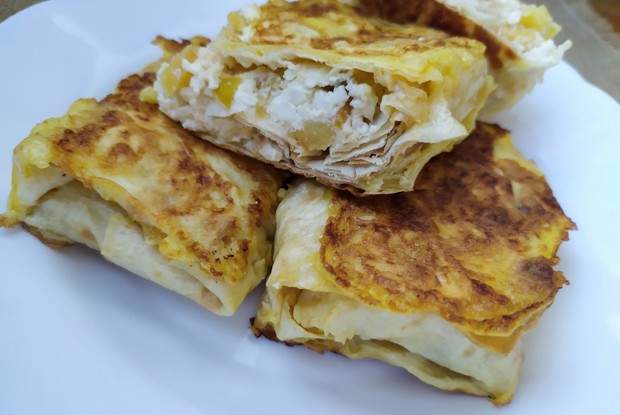 Конвертики из лаваша с творогом и яблоком