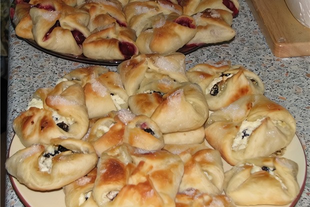 Конвертики с черной смородиной, бананом и маскарпоне