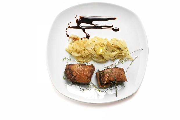 Копченые свиные ребра с уксусным луком