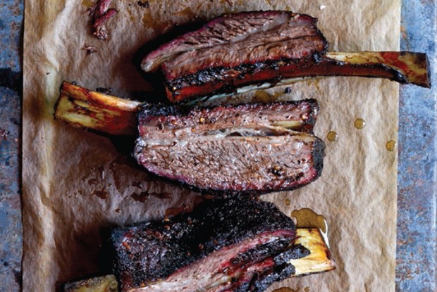 Копченые говяжьи ребра с солью и перцем