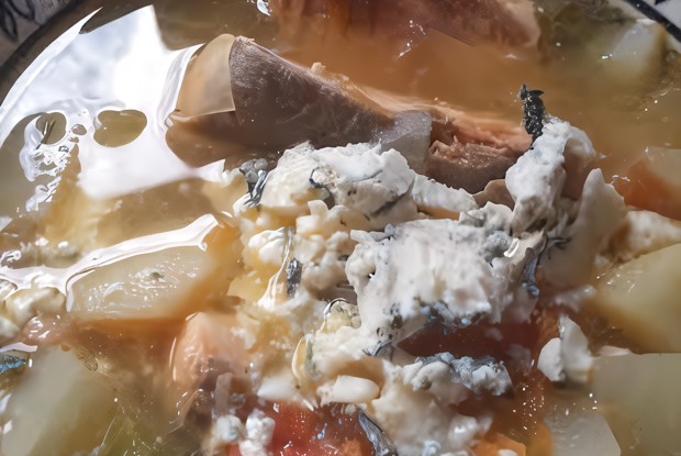 Копченый рыбный суп с грушей, репой и горгонзолой