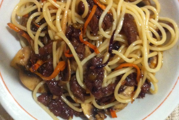 Корейская лапша с говядиной и овощами