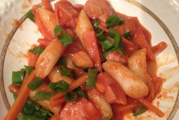 Корейские рисовые брусочки токпоки с сосисками, адаптированный рецепт