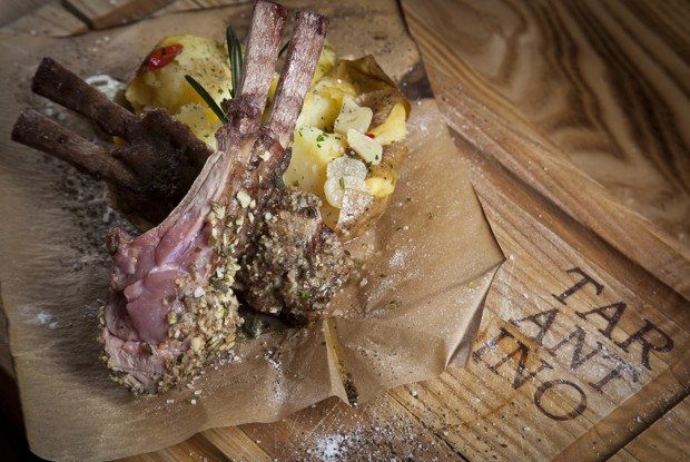 Корейка теленка с мятым картофелем и соусом Али-олио