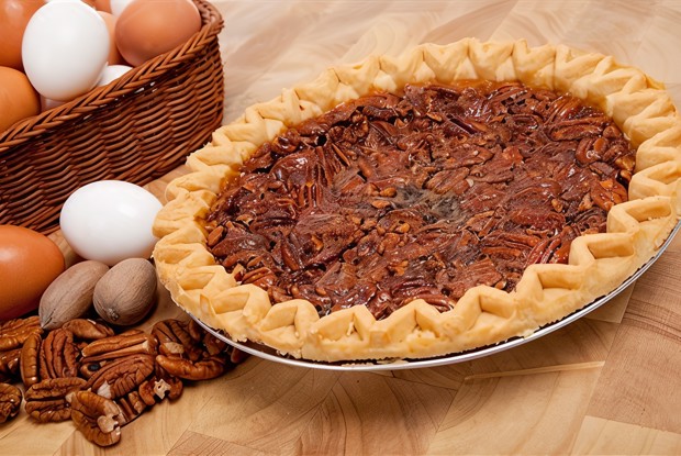 Коричневый пирог с орехами пекан