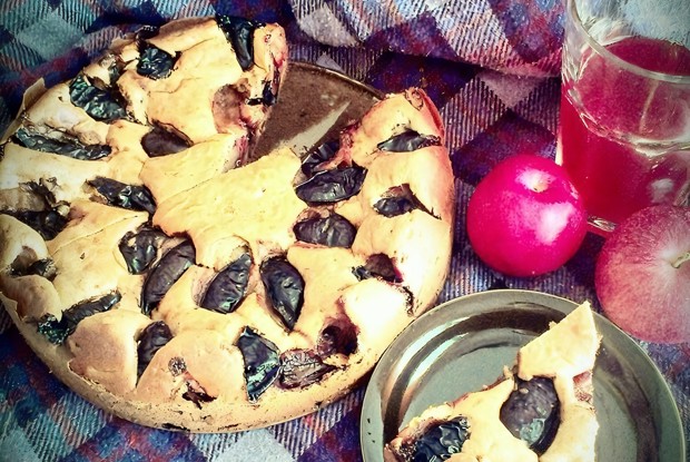 Коричный пирог со сливами