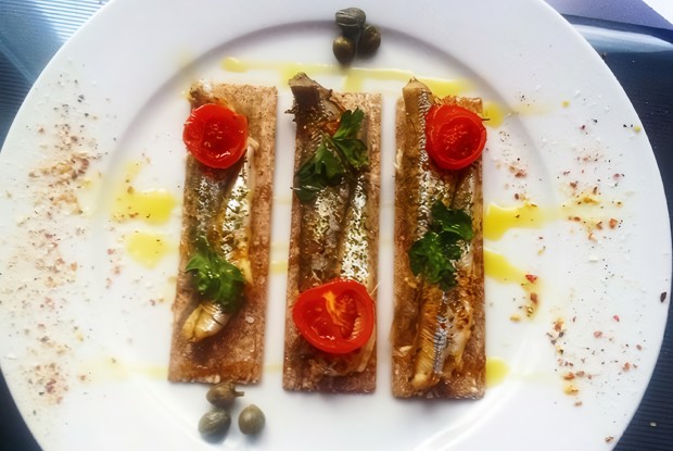 Корюшка с каперсами и помидорами черри