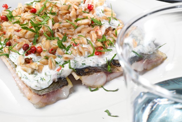 Корюшка с огуречным таратором и полбой