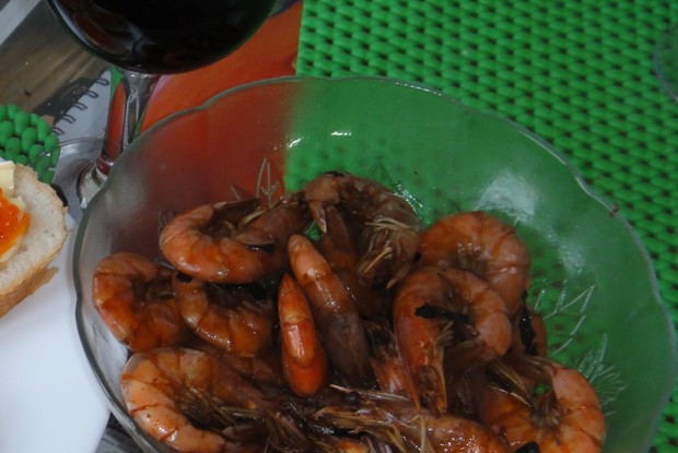 Королевские креветки с базиликом в красном вине