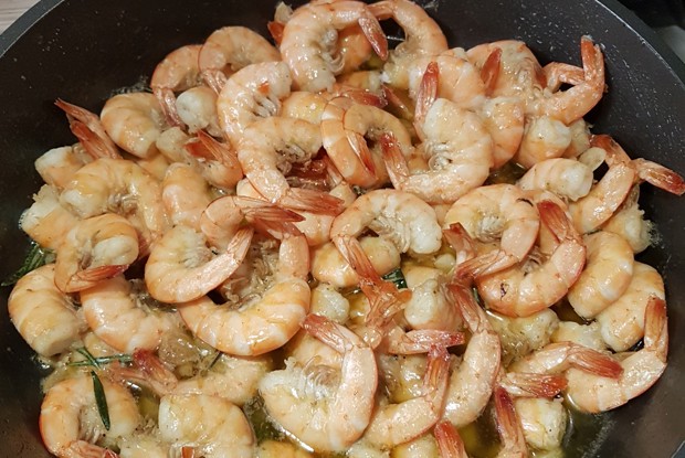 Королевские креветки с чесноком и розмарином