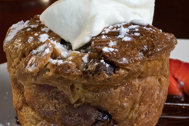 Корзиночки из хлеба с клубничной начинкой и коричневым маслом