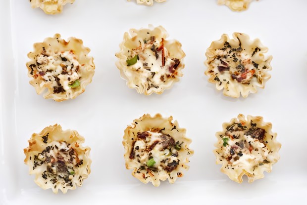 Корзиночки из слоеного теста с беконом «Тарт фламбе»