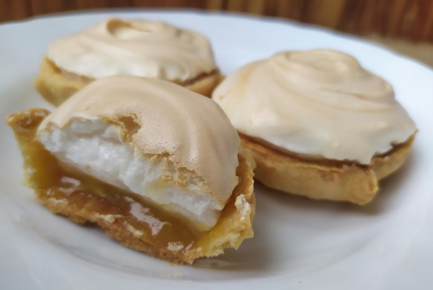 Корзиночки с лимонным кремом и меренгой