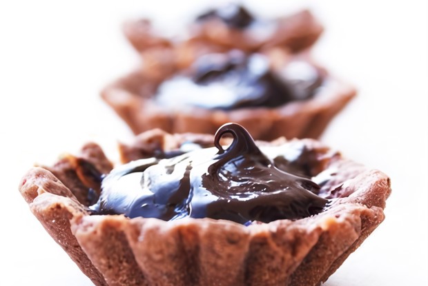 Корзиночки с шоколадными трюфелями и взбитыми сливками