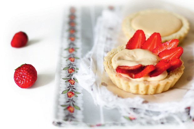 Корзиночки  с  заварным карамельным  кремом  и  клубникой