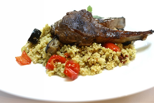 Котлеты из баранины со специями, обрамленные кускусом