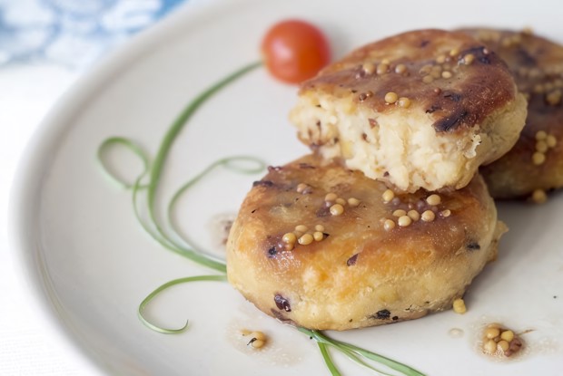 Котлеты из чечевицы с горчичным соусом