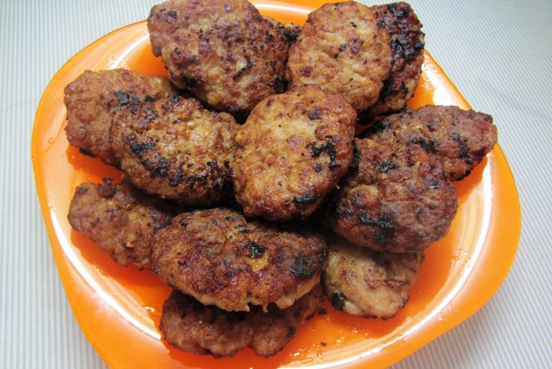 Котлеты из домашнего фарша в сухарях