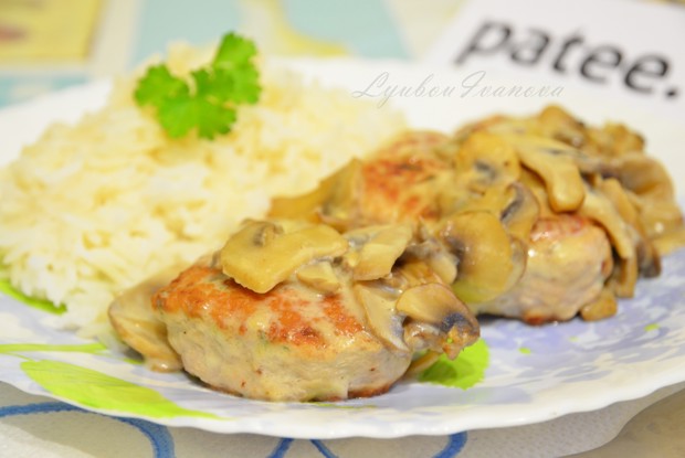 Котлеты из индейки в соусе из шампиньонов