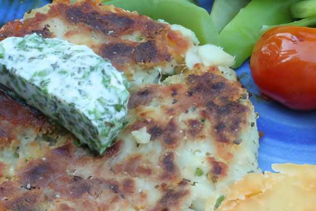 Котлеты из окуня с травами и зеленым соусом с хреном