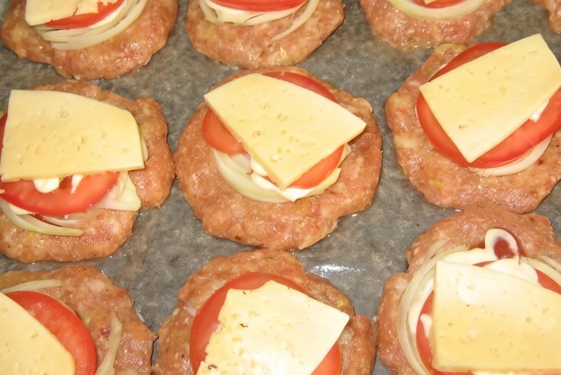 Котлеты в духовке с помидорами и луком