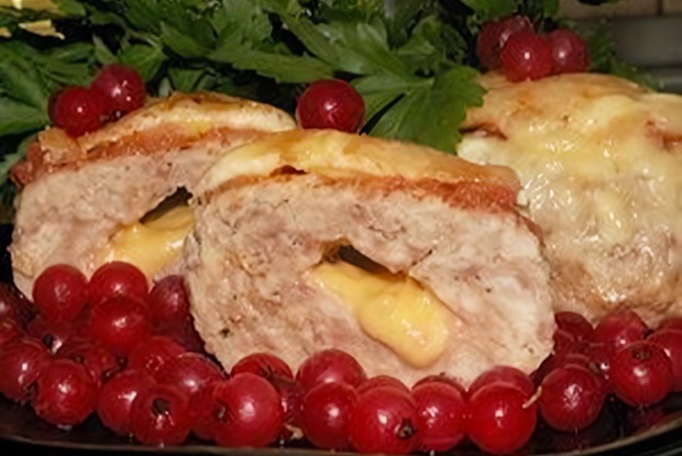 Котлетки из индейки фаршированные сыром, под шубкой