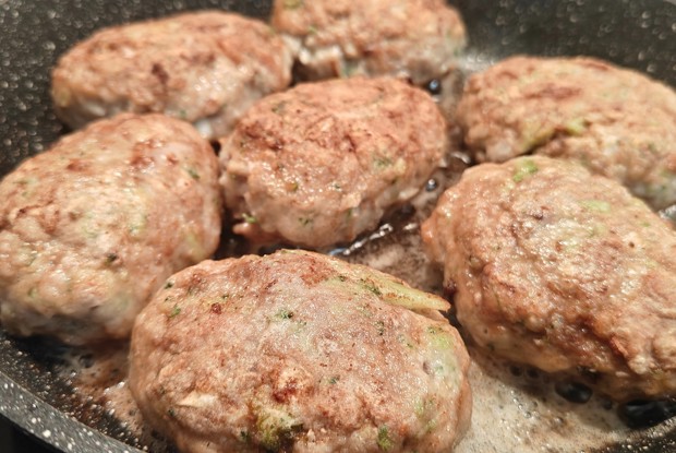 Котлеты из домашнего фарша с брокколи